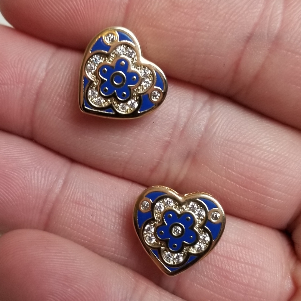 VINTAGE Beautiful Heart Shapes Floral Stud Earrings